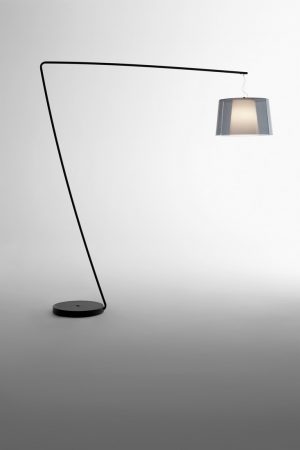 L001t-ba-staande-z-lamp-met-een-smalle-en-brede-kunststof-kap